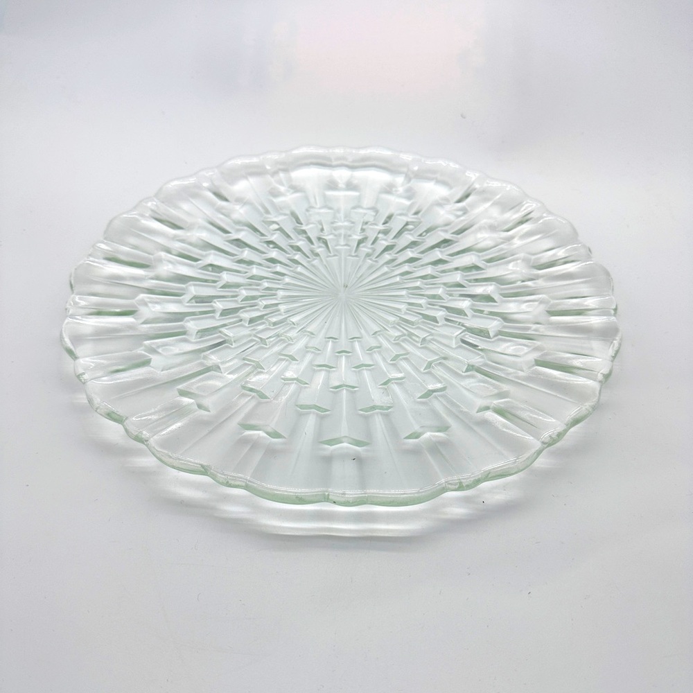Clear Glass Decorative Serving Plater.‎ Clear geometric/ sunburst design